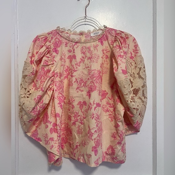 Avara LACED IN FLORAL POPLIN TOP Size L
LIKE NEW - Picture 2 of 6